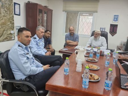 قائد وحدة سيف وضباط شرطة الجنوب يجتمعون بمجلسي حورة واللقية 